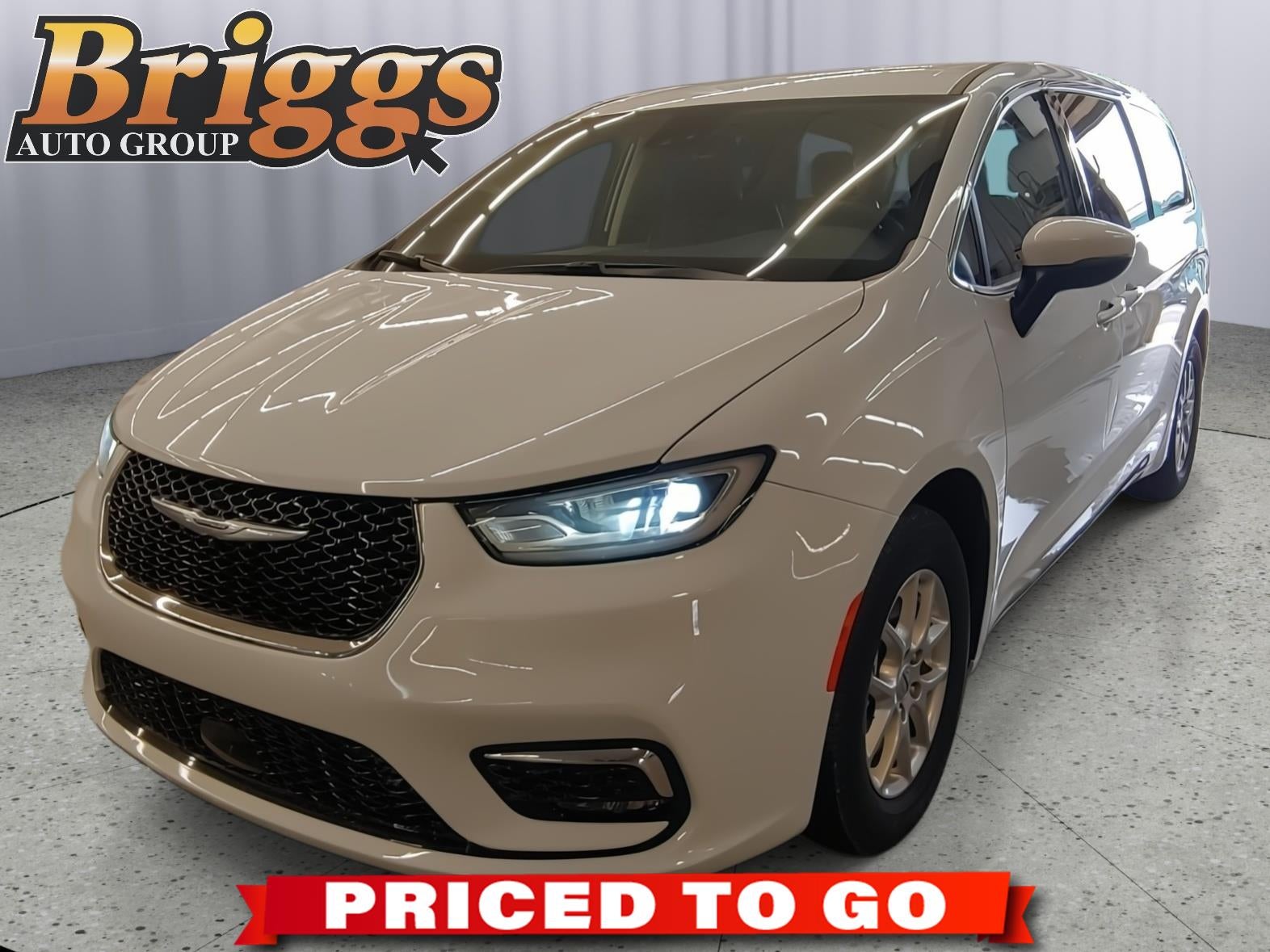 2023 Chrysler Pacifica Touring L's photo