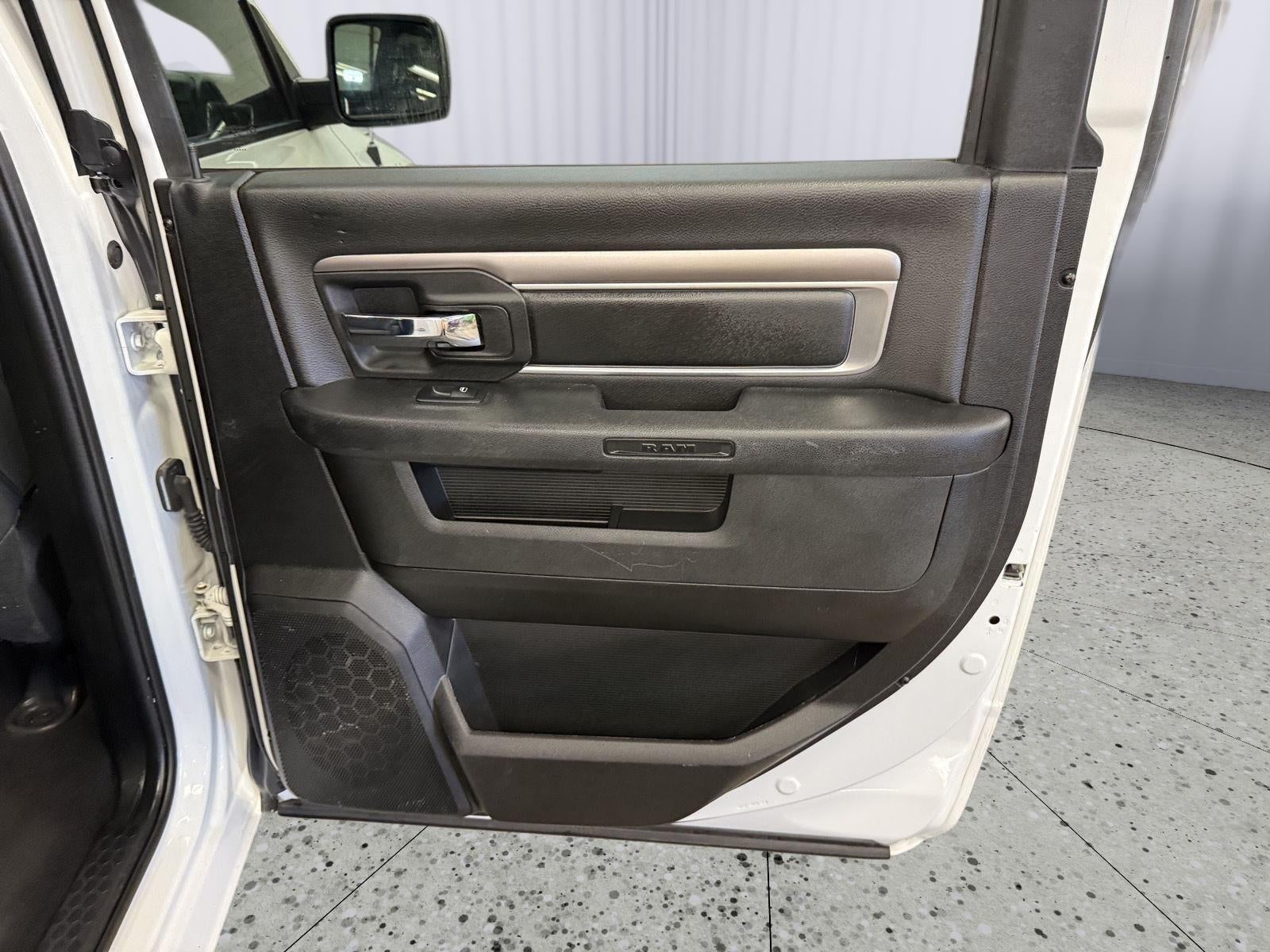 2024 RAM 1500 Classic Warlock Crew Cab 4x4 5'7' Box