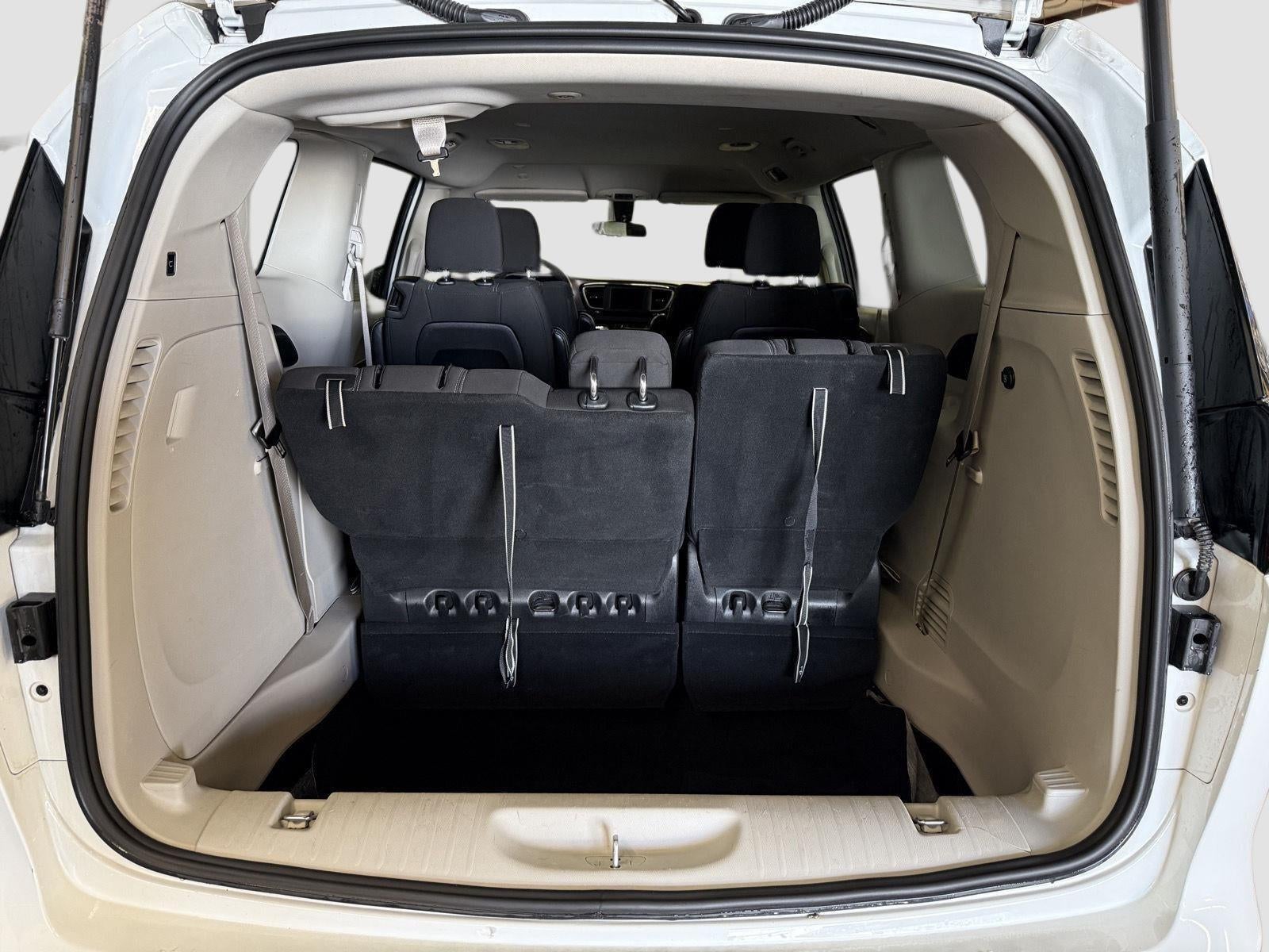 2022 Chrysler Voyager LX