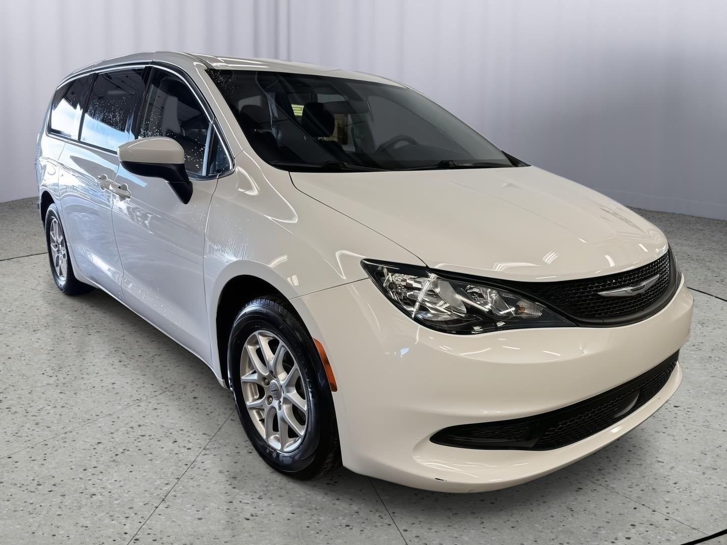 2022 Chrysler Voyager LX