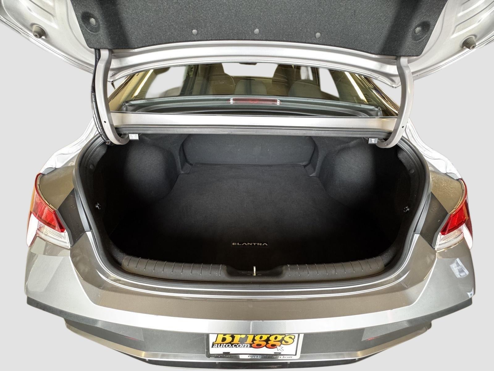 2024 Hyundai Elantra SE