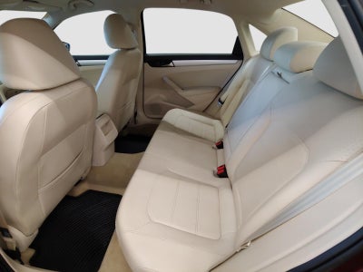 2012 Volkswagen Passat SE w/Sunroof & Nav PZEV