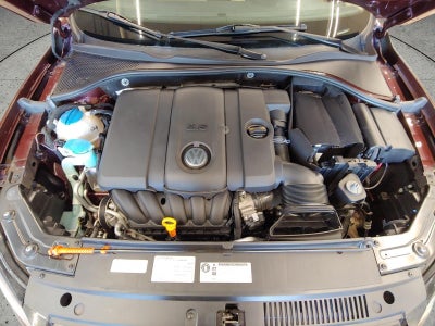 2012 Volkswagen Passat SE w/Sunroof & Nav PZEV