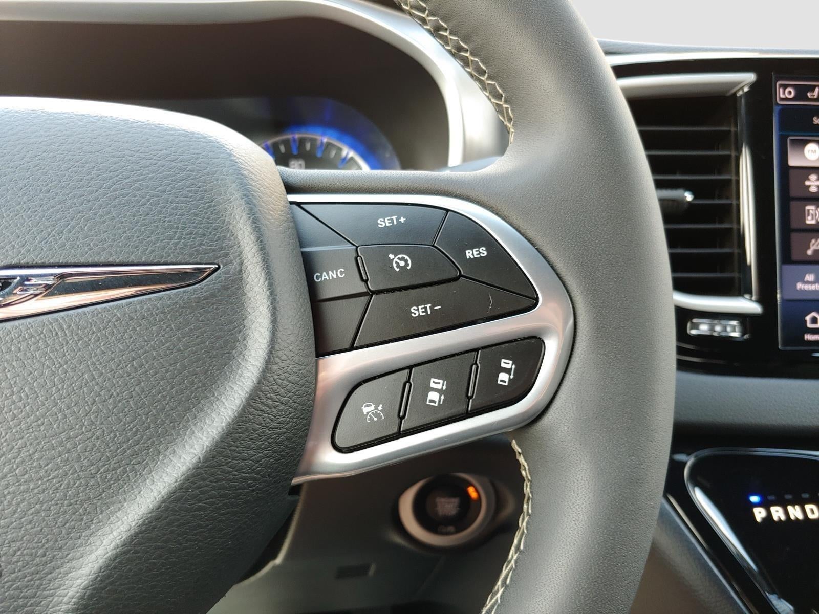 2025 Chrysler Pacifica Select