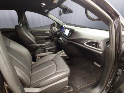 2025 Chrysler Voyager LX