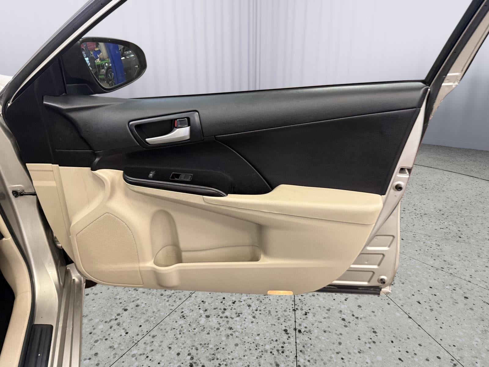 2014 Toyota CAMRY SE