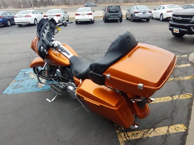 2016 HARLEY-DAVIDSON STREET GLIDE Base