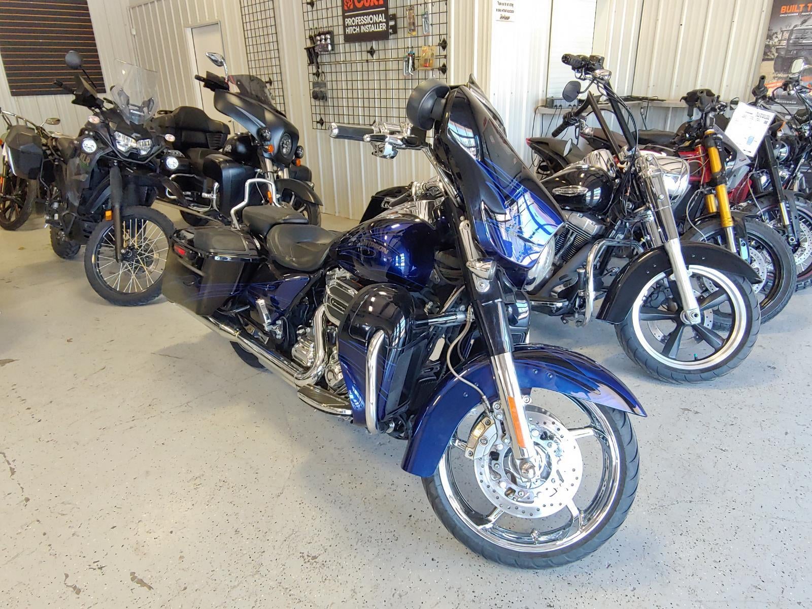 2016 HARLEY-DAVIDSON STREET GLIDE CVO Base