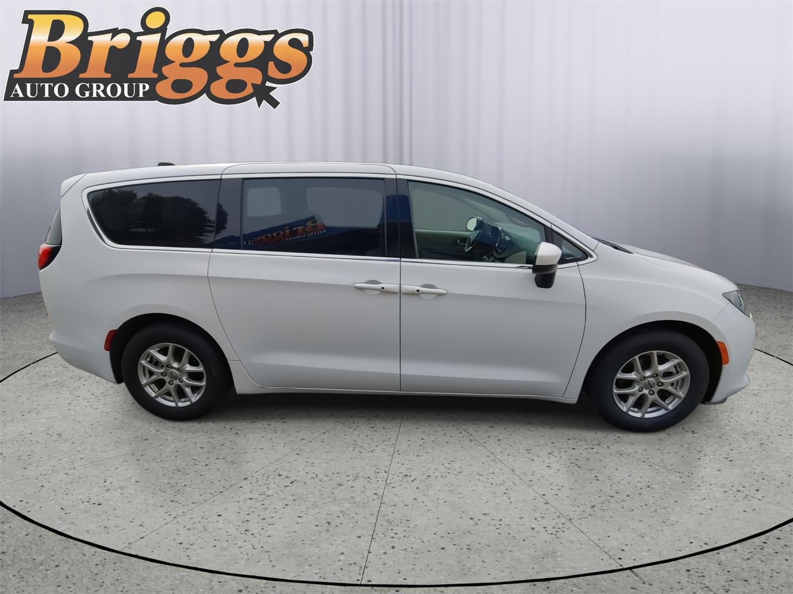 2023 Chrysler Voyager LX