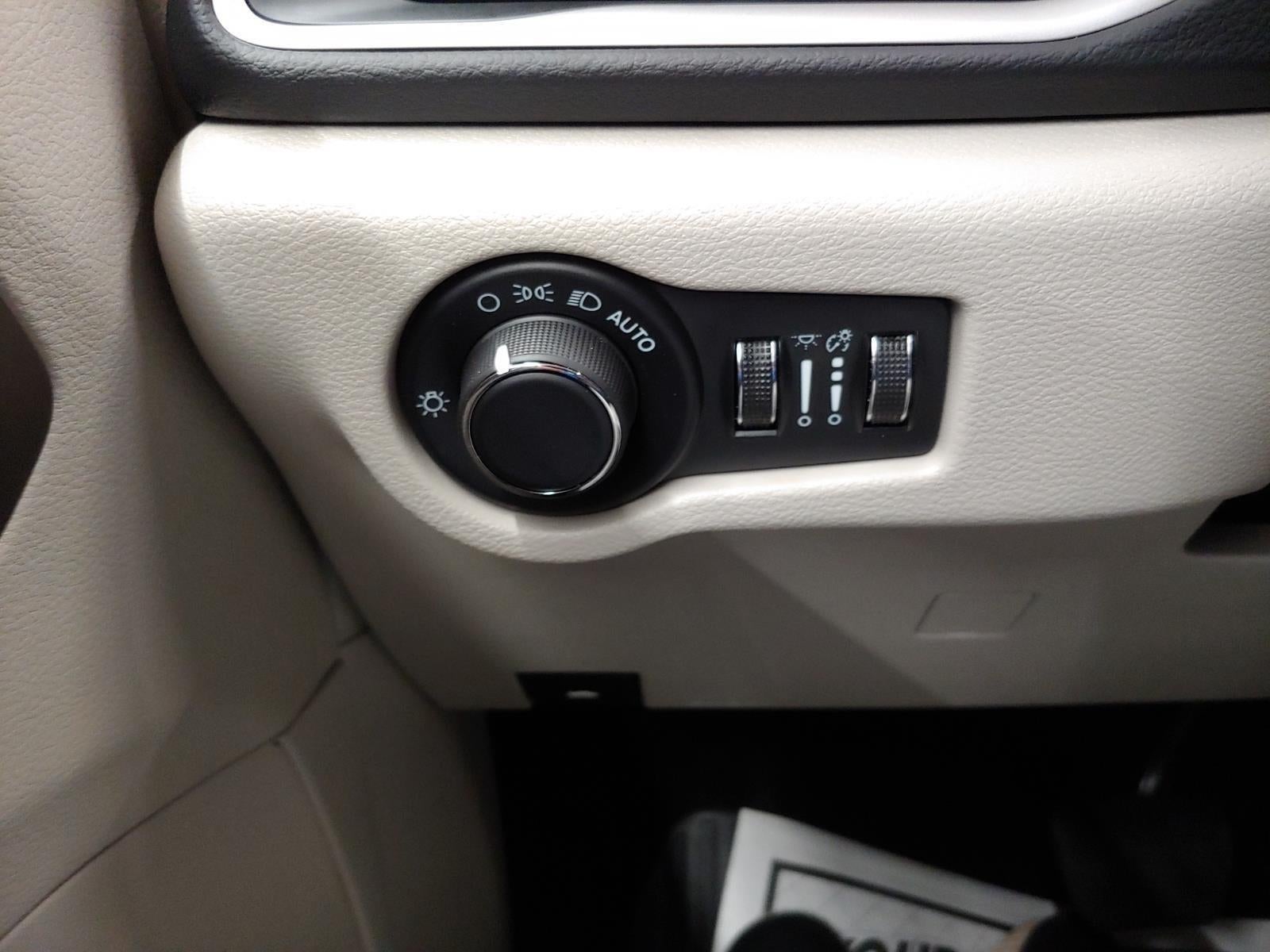 2024 Chrysler Voyager LX